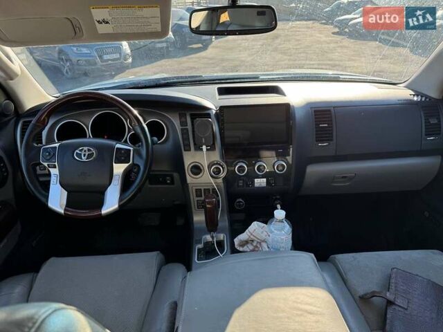 Серый Тойота Секвойя, объемом двигателя 5.66 л и пробегом 220 тыс. км за 32000 $, фото 32 на Automoto.ua