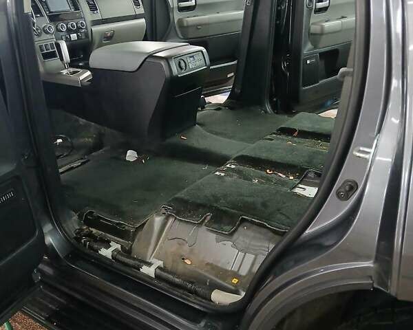 Серый Тойота Секвойя, объемом двигателя 5.7 л и пробегом 171 тыс. км за 32500 $, фото 46 на Automoto.ua