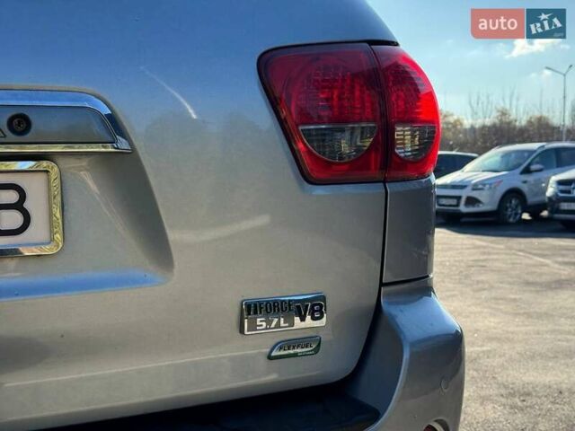 Серый Тойота Секвойя, объемом двигателя 5.66 л и пробегом 220 тыс. км за 32000 $, фото 37 на Automoto.ua