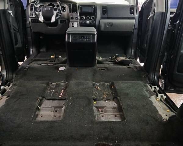 Серый Тойота Секвойя, объемом двигателя 5.7 л и пробегом 171 тыс. км за 32500 $, фото 44 на Automoto.ua