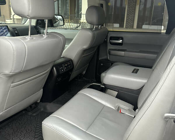 Серый Тойота Секвойя, объемом двигателя 5.69 л и пробегом 208 тыс. км за 30000 $, фото 16 на Automoto.ua