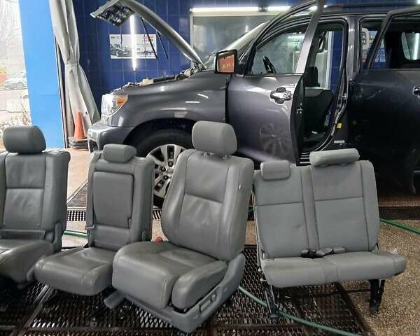 Серый Тойота Секвойя, объемом двигателя 5.7 л и пробегом 171 тыс. км за 32500 $, фото 45 на Automoto.ua