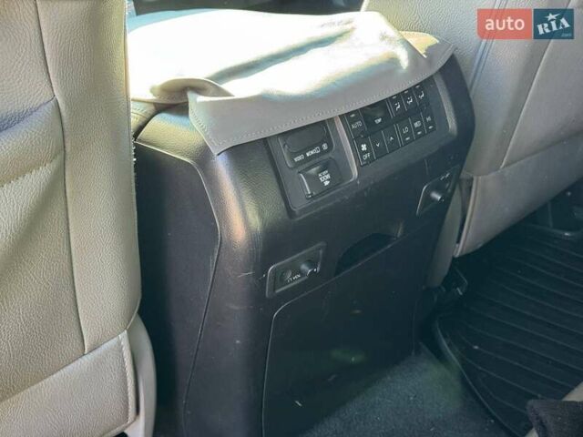 Серый Тойота Секвойя, объемом двигателя 5.66 л и пробегом 220 тыс. км за 32000 $, фото 35 на Automoto.ua