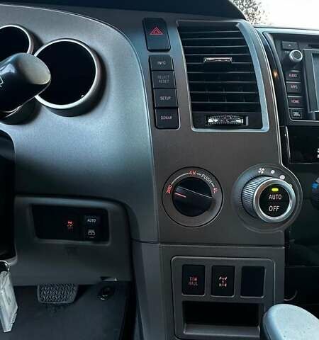 Серый Тойота Секвойя, объемом двигателя 5.7 л и пробегом 171 тыс. км за 32500 $, фото 25 на Automoto.ua