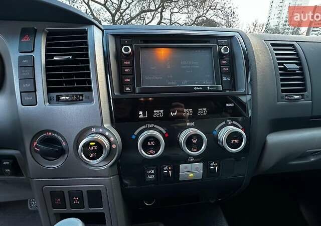 Серый Тойота Секвойя, объемом двигателя 5.7 л и пробегом 171 тыс. км за 32500 $, фото 23 на Automoto.ua