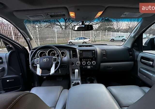 Серый Тойота Секвойя, объемом двигателя 5.7 л и пробегом 171 тыс. км за 32500 $, фото 15 на Automoto.ua