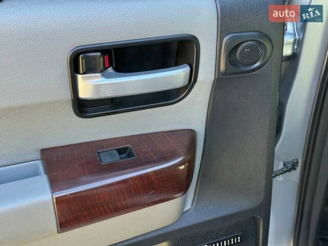 Серый Тойота Секвойя, объемом двигателя 5.66 л и пробегом 220 тыс. км за 32000 $, фото 30 на Automoto.ua
