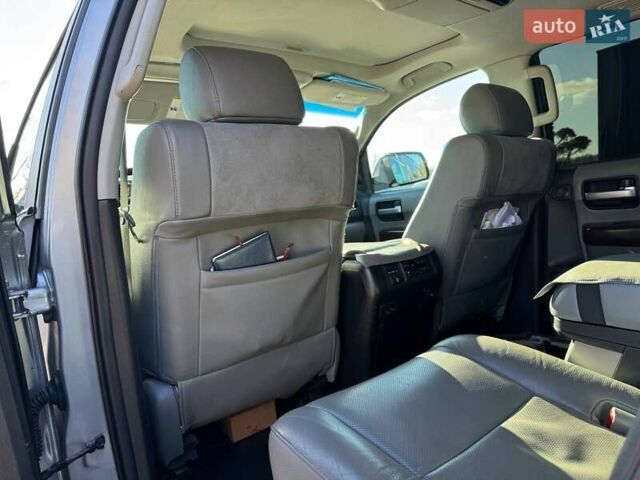 Серый Тойота Секвойя, объемом двигателя 5.66 л и пробегом 220 тыс. км за 32000 $, фото 28 на Automoto.ua