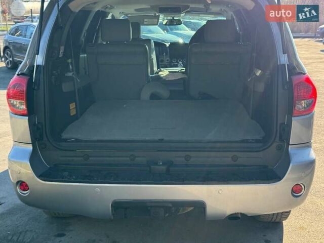Серый Тойота Секвойя, объемом двигателя 5.66 л и пробегом 220 тыс. км за 32000 $, фото 10 на Automoto.ua