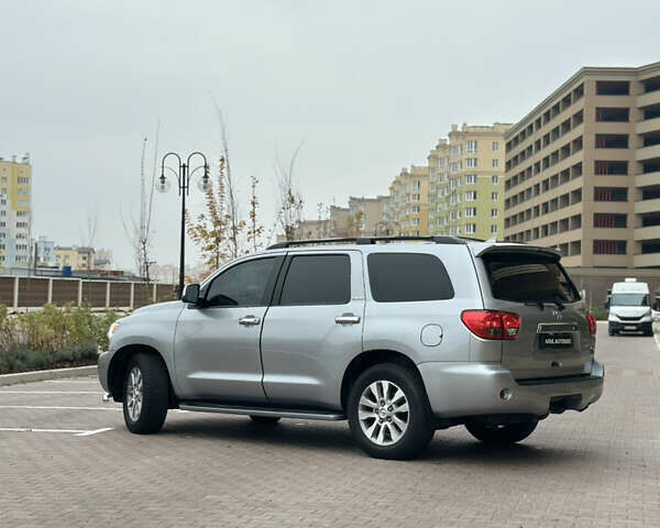 Серый Тойота Секвойя, объемом двигателя 5.69 л и пробегом 208 тыс. км за 30000 $, фото 3 на Automoto.ua