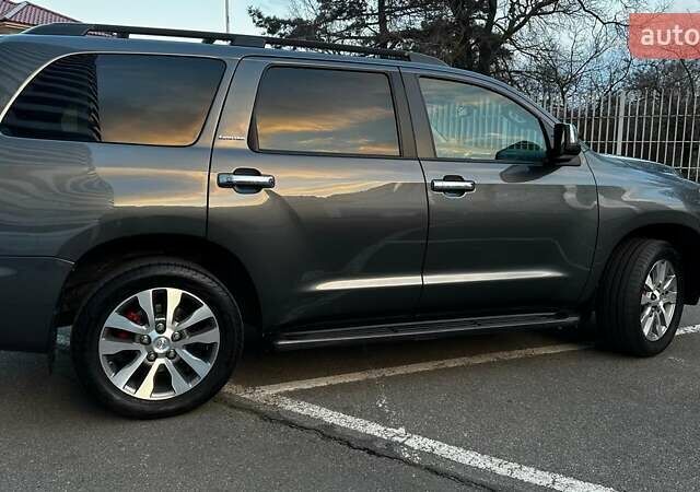 Серый Тойота Секвойя, объемом двигателя 5.7 л и пробегом 171 тыс. км за 32500 $, фото 6 на Automoto.ua