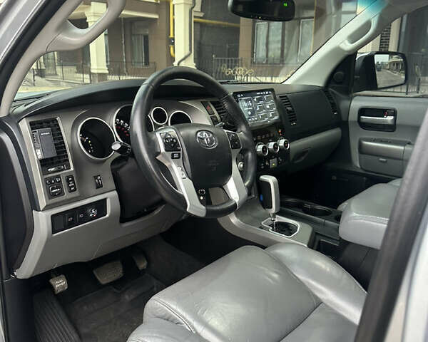 Серый Тойота Секвойя, объемом двигателя 5.69 л и пробегом 208 тыс. км за 30000 $, фото 13 на Automoto.ua