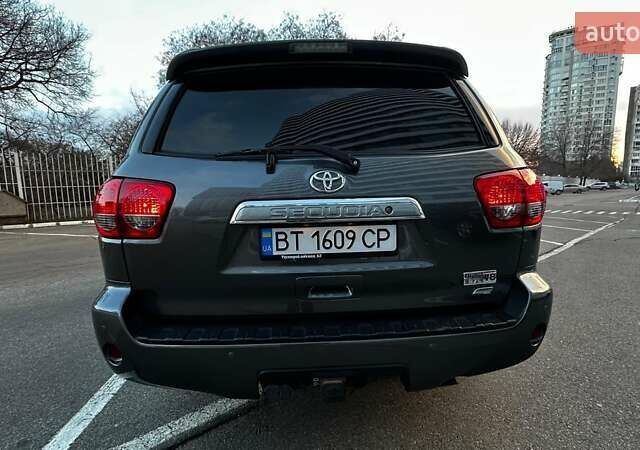 Серый Тойота Секвойя, объемом двигателя 5.7 л и пробегом 171 тыс. км за 32500 $, фото 4 на Automoto.ua