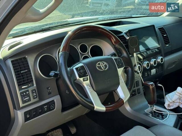 Серый Тойота Секвойя, объемом двигателя 5.66 л и пробегом 220 тыс. км за 32000 $, фото 20 на Automoto.ua