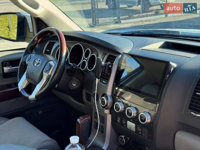 Серый Тойота Секвойя, объемом двигателя 5.66 л и пробегом 220 тыс. км за 32000 $, фото 40 на Automoto.ua