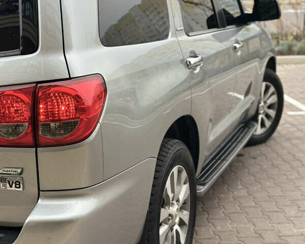 Серый Тойота Секвойя, объемом двигателя 5.69 л и пробегом 208 тыс. км за 30000 $, фото 5 на Automoto.ua