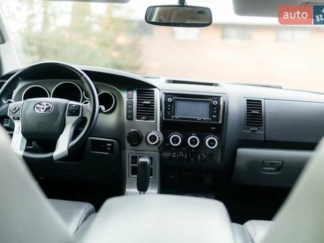 Серый Тойота Секвойя, объемом двигателя 5.66 л и пробегом 160 тыс. км за 32999 $, фото 25 на Automoto.ua