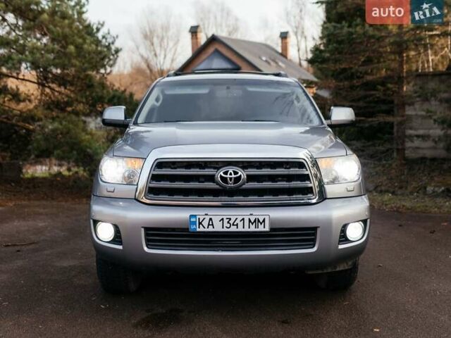 Серый Тойота Секвойя, объемом двигателя 5.66 л и пробегом 160 тыс. км за 32999 $, фото 4 на Automoto.ua