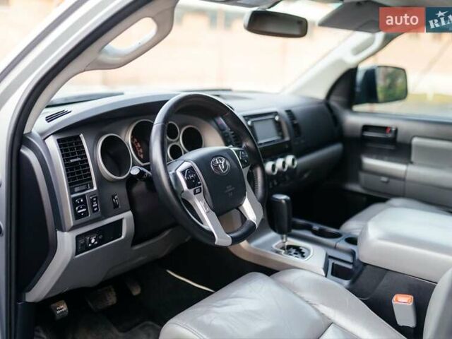 Серый Тойота Секвойя, объемом двигателя 5.66 л и пробегом 160 тыс. км за 32999 $, фото 13 на Automoto.ua