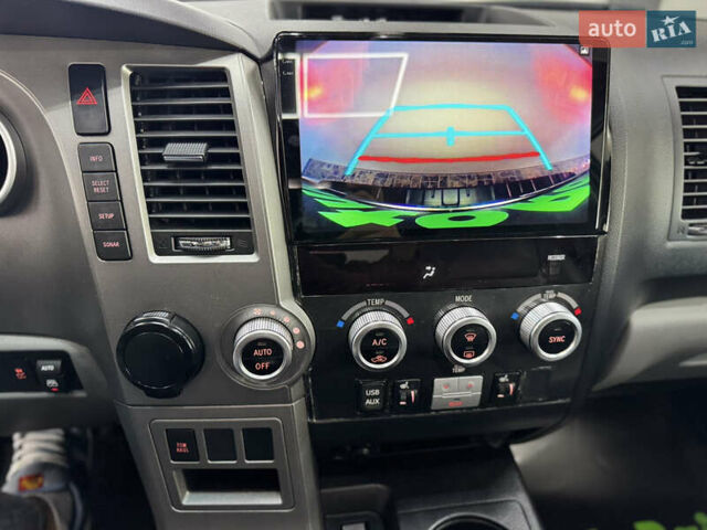 Серый Тойота Секвойя, объемом двигателя 5.66 л и пробегом 230 тыс. км за 26900 $, фото 12 на Automoto.ua