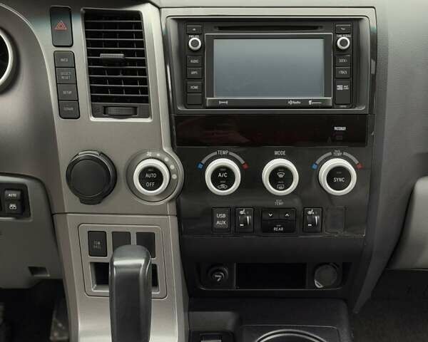 Серый Тойота Секвойя, объемом двигателя 5.7 л и пробегом 171 тыс. км за 32900 $, фото 15 на Automoto.ua