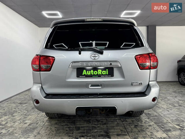 Серый Тойота Секвойя, объемом двигателя 5.66 л и пробегом 230 тыс. км за 26900 $, фото 4 на Automoto.ua