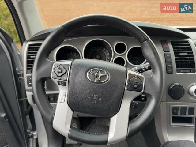 Серый Тойота Секвойя, объемом двигателя 5.7 л и пробегом 171 тыс. км за 32900 $, фото 35 на Automoto.ua