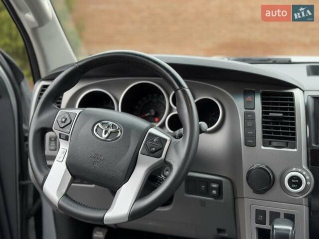 Серый Тойота Секвойя, объемом двигателя 5.7 л и пробегом 171 тыс. км за 32900 $, фото 23 на Automoto.ua