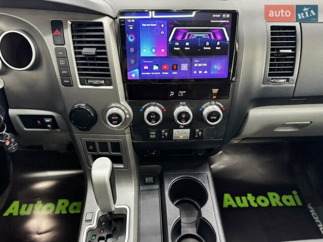 Серый Тойота Секвойя, объемом двигателя 5.66 л и пробегом 230 тыс. км за 26900 $, фото 7 на Automoto.ua