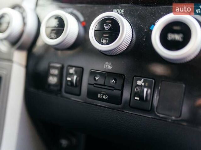 Серый Тойота Секвойя, объемом двигателя 5.66 л и пробегом 160 тыс. км за 32999 $, фото 19 на Automoto.ua