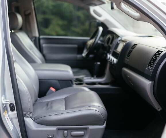 Серый Тойота Секвойя, объемом двигателя 5.66 л и пробегом 160 тыс. км за 32999 $, фото 15 на Automoto.ua