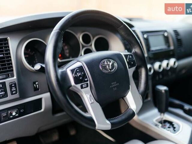 Серый Тойота Секвойя, объемом двигателя 5.66 л и пробегом 160 тыс. км за 32999 $, фото 8 на Automoto.ua