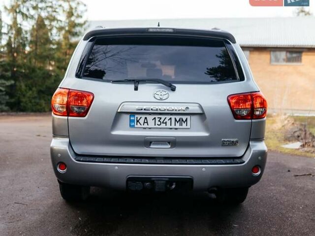 Серый Тойота Секвойя, объемом двигателя 5.66 л и пробегом 160 тыс. км за 32999 $, фото 2 на Automoto.ua