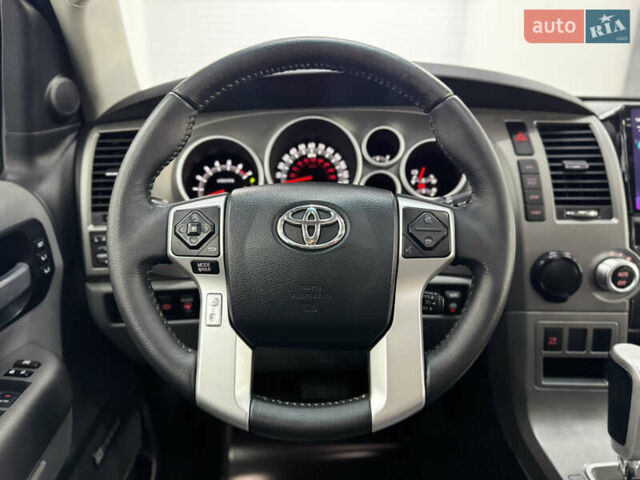 Серый Тойота Секвойя, объемом двигателя 5.66 л и пробегом 230 тыс. км за 26900 $, фото 8 на Automoto.ua