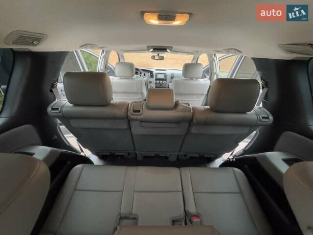 Серый Тойота Секвойя, объемом двигателя 5.7 л и пробегом 171 тыс. км за 32900 $, фото 21 на Automoto.ua