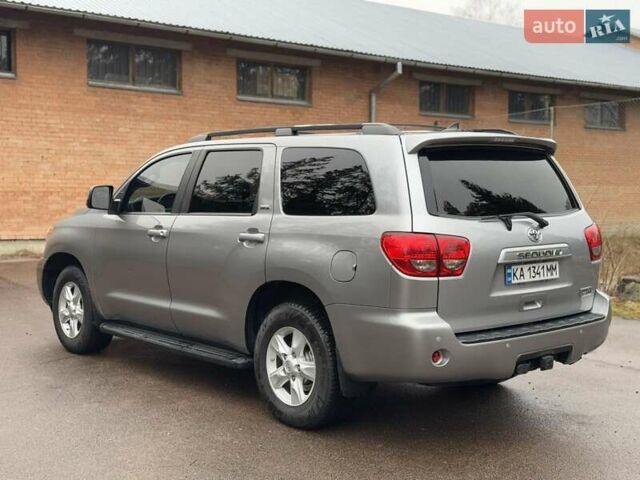 Серый Тойота Секвойя, объемом двигателя 5.7 л и пробегом 171 тыс. км за 32900 $, фото 3 на Automoto.ua