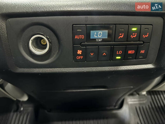 Серый Тойота Секвойя, объемом двигателя 5.66 л и пробегом 230 тыс. км за 26900 $, фото 13 на Automoto.ua