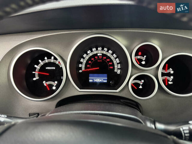 Серый Тойота Секвойя, объемом двигателя 5.66 л и пробегом 230 тыс. км за 26900 $, фото 11 на Automoto.ua