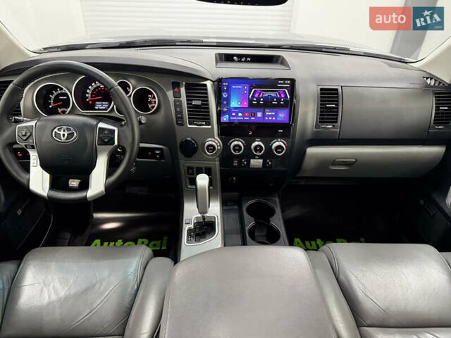 Серый Тойота Секвойя, объемом двигателя 5.66 л и пробегом 230 тыс. км за 26900 $, фото 14 на Automoto.ua