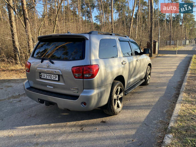 Серый Тойота Секвойя, объемом двигателя 5.7 л и пробегом 188 тыс. км за 35000 $, фото 7 на Automoto.ua