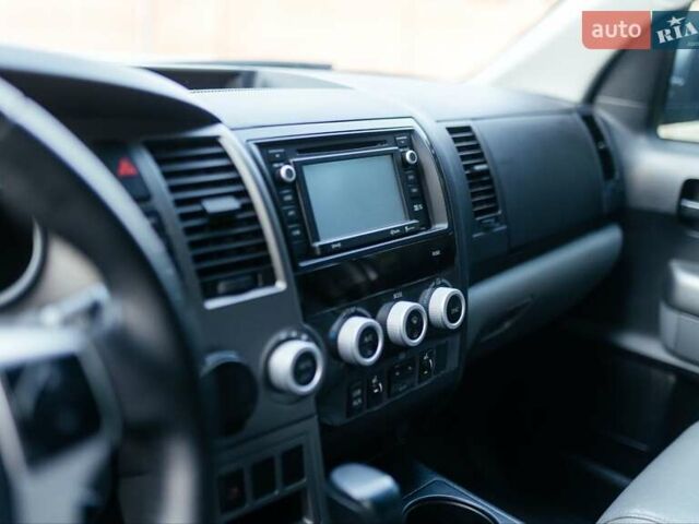 Серый Тойота Секвойя, объемом двигателя 5.66 л и пробегом 160 тыс. км за 32999 $, фото 9 на Automoto.ua