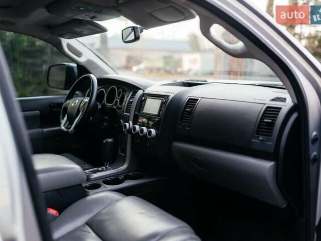 Серый Тойота Секвойя, объемом двигателя 5.66 л и пробегом 160 тыс. км за 32999 $, фото 21 на Automoto.ua