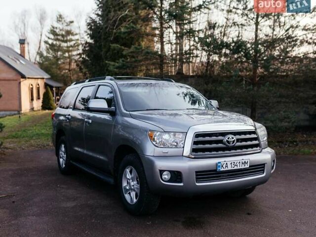 Серый Тойота Секвойя, объемом двигателя 5.66 л и пробегом 160 тыс. км за 32999 $, фото 5 на Automoto.ua