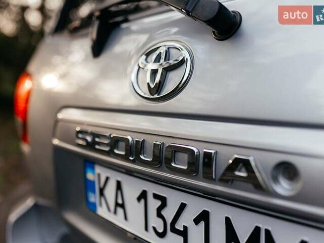 Серый Тойота Секвойя, объемом двигателя 5.66 л и пробегом 160 тыс. км за 32999 $, фото 7 на Automoto.ua