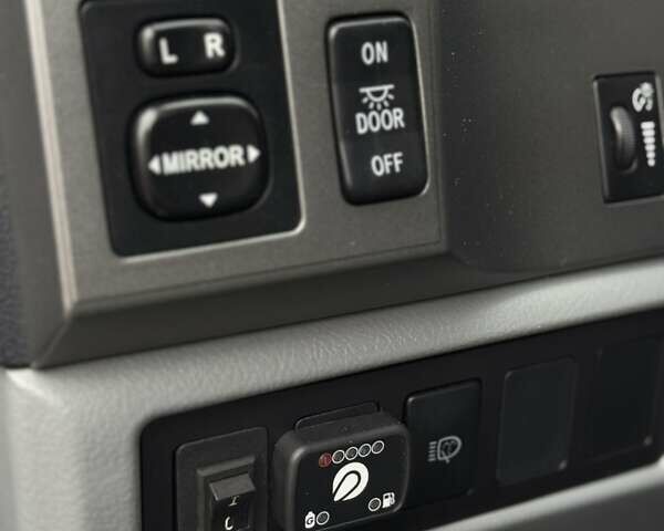 Серый Тойота Секвойя, объемом двигателя 5.7 л и пробегом 171 тыс. км за 32900 $, фото 22 на Automoto.ua