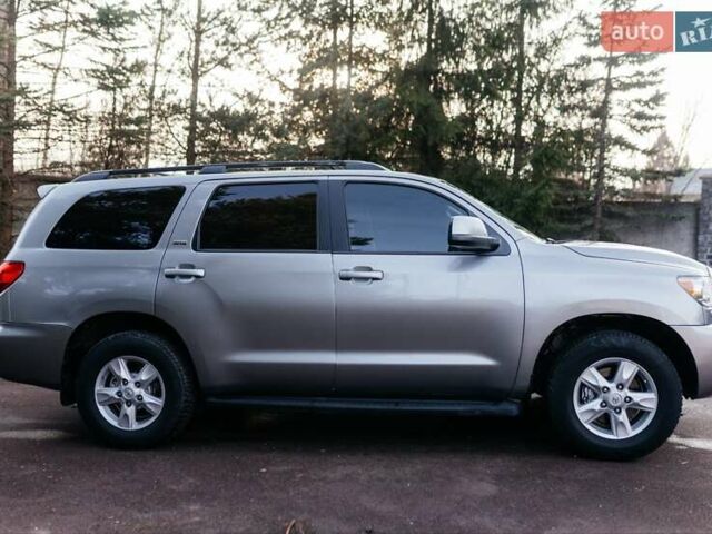 Серый Тойота Секвойя, объемом двигателя 5.66 л и пробегом 160 тыс. км за 32999 $, фото 6 на Automoto.ua