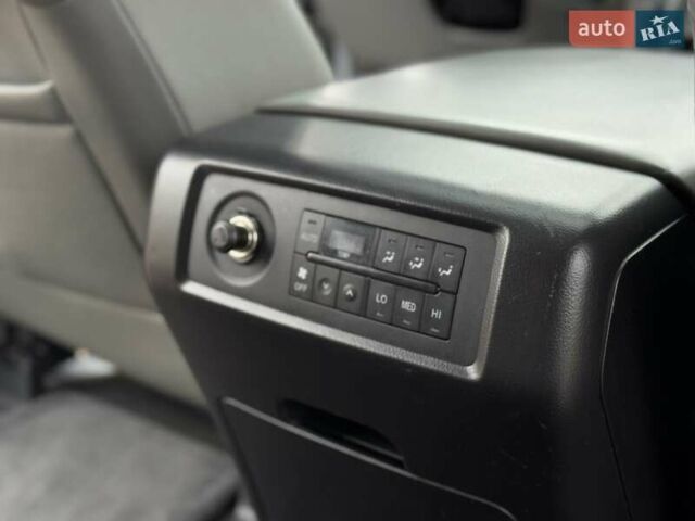 Серый Тойота Секвойя, объемом двигателя 5.7 л и пробегом 171 тыс. км за 32900 $, фото 25 на Automoto.ua