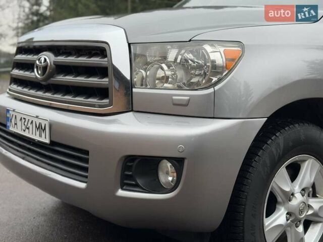 Серый Тойота Секвойя, объемом двигателя 5.7 л и пробегом 171 тыс. км за 32900 $, фото 16 на Automoto.ua