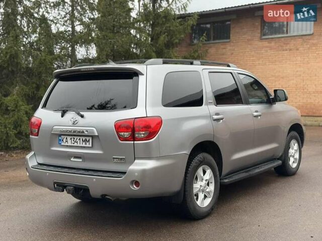 Серый Тойота Секвойя, объемом двигателя 5.7 л и пробегом 171 тыс. км за 32900 $, фото 5 на Automoto.ua