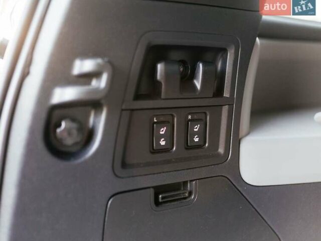 Серый Тойота Секвойя, объемом двигателя 5.66 л и пробегом 160 тыс. км за 32999 $, фото 22 на Automoto.ua